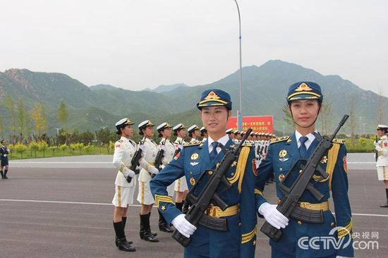 "阅兵村"的特殊"村民":将军31年后再受阅 师徒互为备份