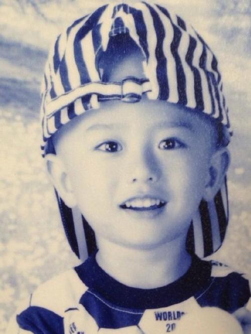 原创蔡徐坤小时候照片与现在对比,之前被喷整容,看完全等比例长大