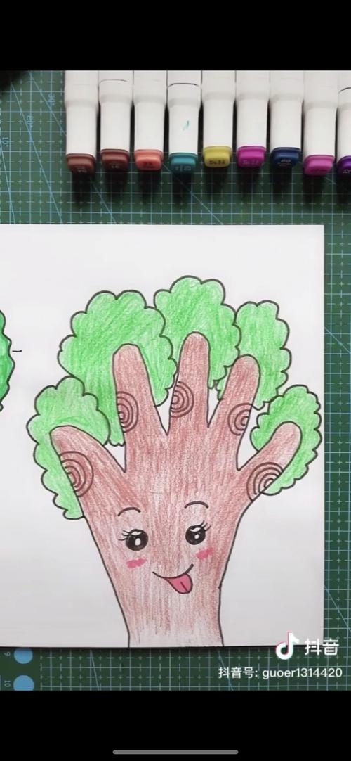 不要忘记树干哦～涂上漂亮的棕色 我们的小手真能干,一棵漂亮的大树