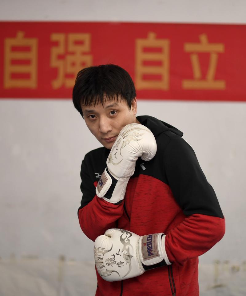 33年前,一岁的汪强被诊断为脑瘫,在父母的精心照顾和培养下,他与命运