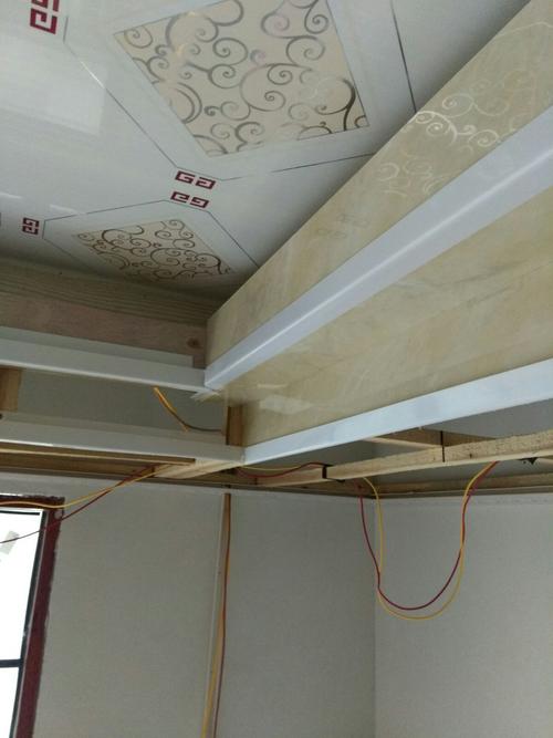 写美篇      安装灯槽的步骤是先在中间龙骨扣板下面,四周用木方条钉