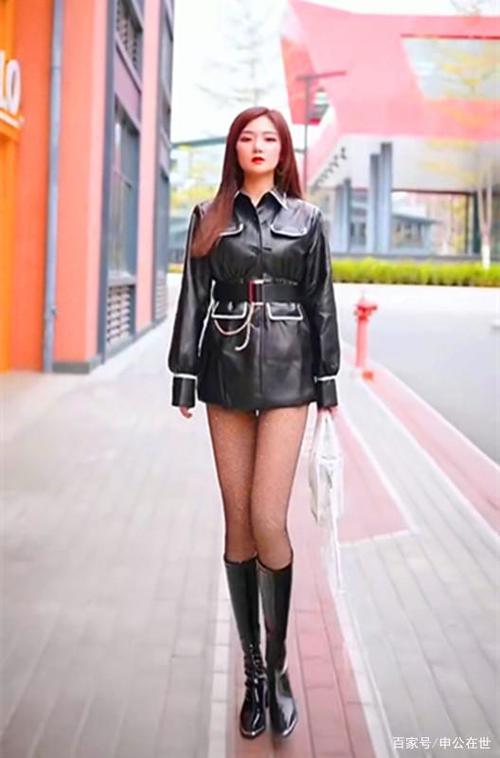 街拍,美女长靴黑丝袜呈现优美仪态,让人浮想联翩