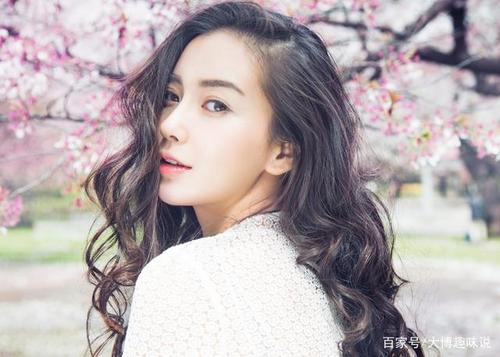 美丽樱花下的angelababy,一袭优雅长裙,潮流时尚,尽显