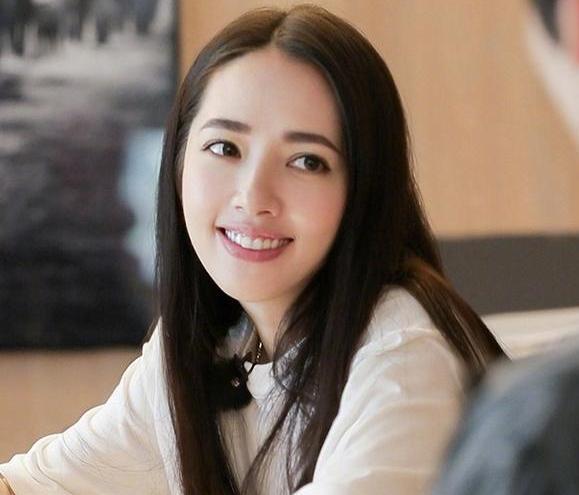 郭碧婷素颜现身,头发凌乱脚穿拖鞋,没有向佐陪伴她全然不顾形象