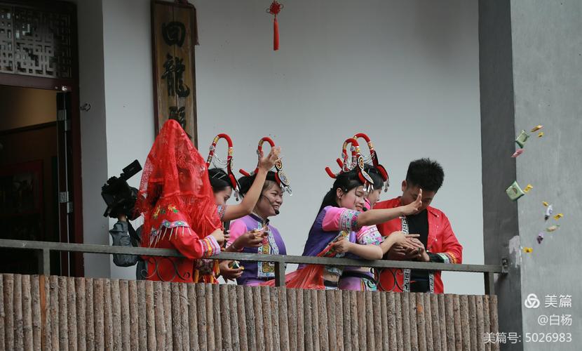 总算盼到可以接新娘走 撒喜糖了