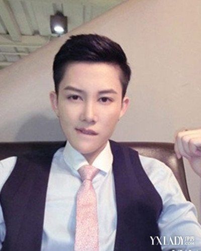 发型 流行发型 正文   男生长发两侧边与脑后发丝推平后,不妨将头顶