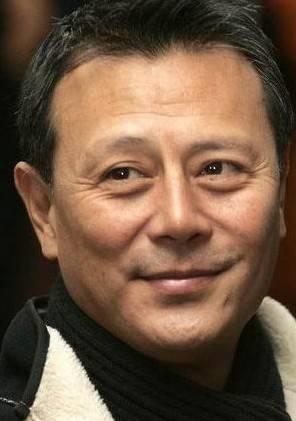 他趁虚而入,夺走了何嘉林心爱之人,也逼迫何嘉林干出了一番大事.