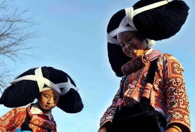 我国最神秘长角苗族:至今以部落式生活,妇女直接把梳子戴在头上