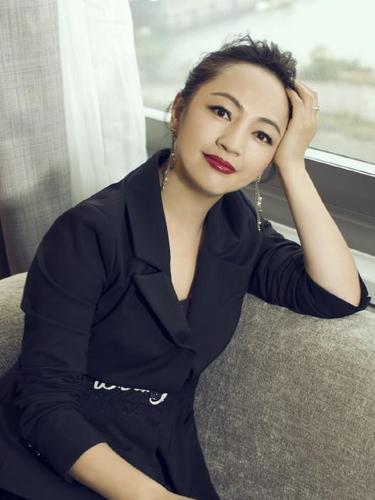 结婚时王菲做伴娘的罗海琼37岁手握半个娱乐圈如今怎样了