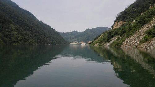 十堰项目部组团游,向黄龙滩水库索取美景.