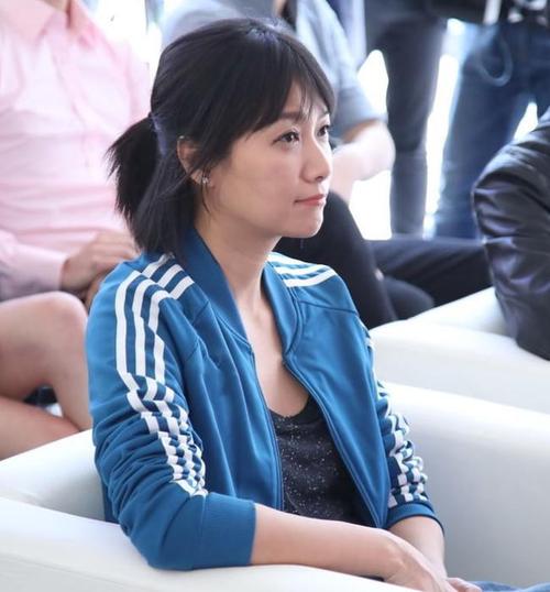 徐静蕾47岁这状态太棒了,穿运动服配吊带,年近五十却像个大学生