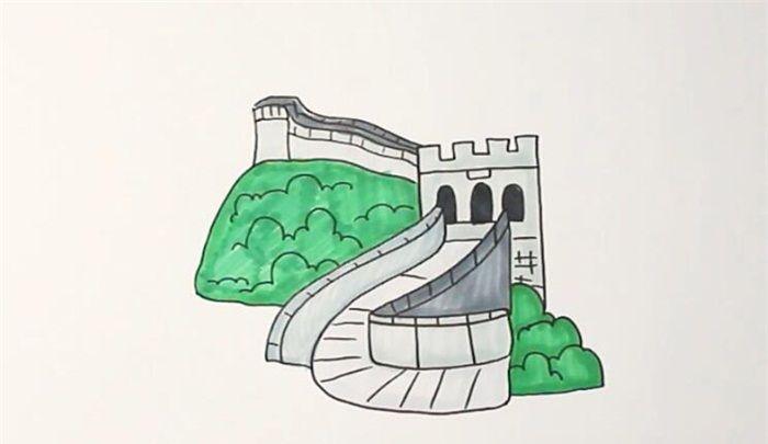 4,用黑色涂上烽火台的门洞,将草丛全部涂绿,简单的长城就画好啦.