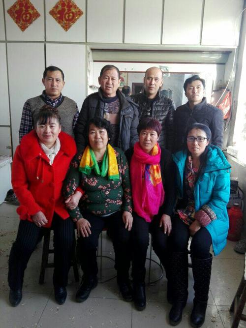 杨美杰三兄弟,杨利达,杨立波姐弟和家人留影.