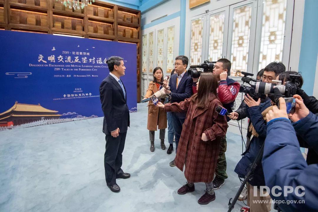 中联部副部长,中国国际交流协会副会长王亚军接受记者采访