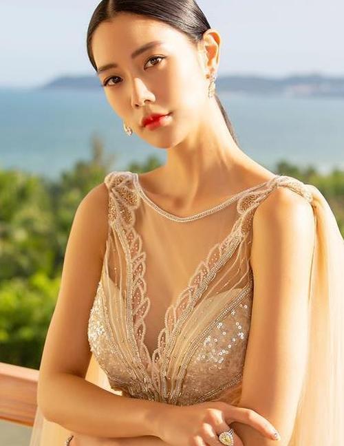 李成敏婚后不忘营业,轻倚奢华酒店落地窗,身材曲线分明凹造型