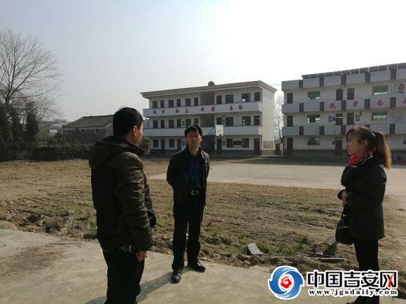 永新县禾川镇党委书记尹晓忠莅临横江小学指导校建工作.