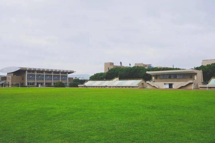 鄞江中学  占地160亩,教育教学设施十分完备 .