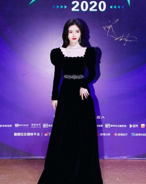 倪妮引领新生代,鞠婧祎黑丝绒礼服楚楚动人,娜比被体态减了分