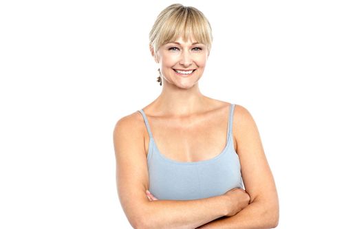 抱着胳膊的健身美女