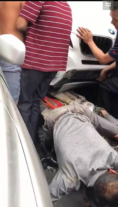 视频:紫金宝马女司机超车引发车祸,摩托车被压车底