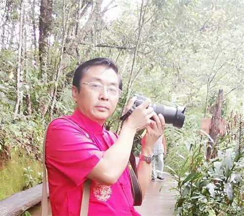 书法家,先锋派作家王新在南方采风时时留影