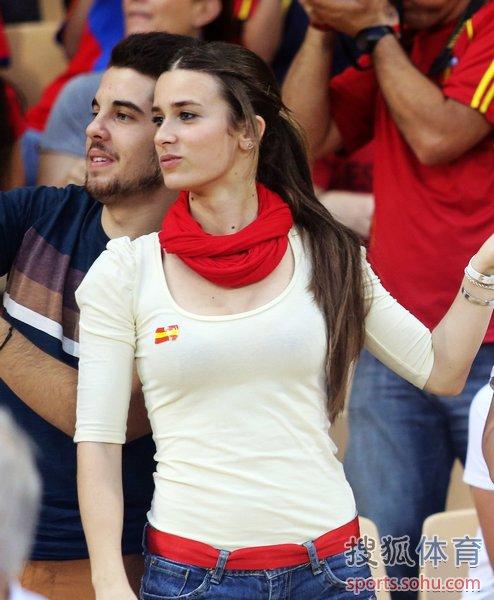 幻灯:西班牙美女球迷助威 火辣身材秀甜美笑容