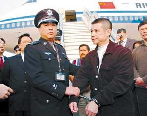 (图)中国警方对被押送回国的余振东执行逮捕