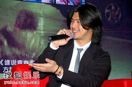 牛萌萌打扮中性与陈柏霖出席《pk.com》首映礼