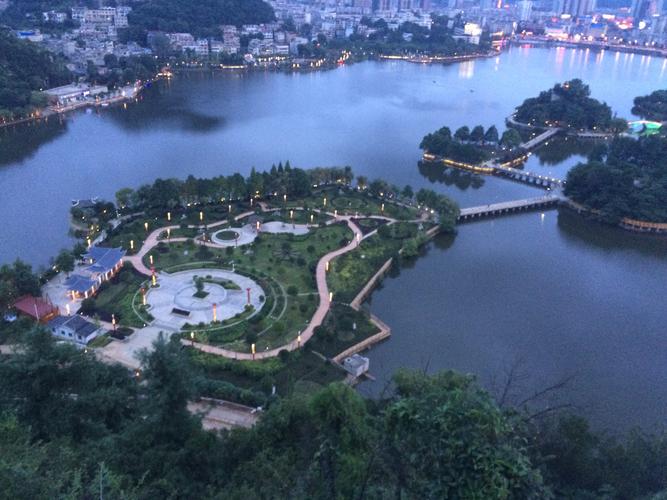 安顺虹山湖 写美篇  下午继续培训,晚饭后大家相约到虹山湖公园玩