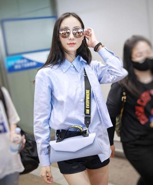 韩雪私服穿搭好少女!蓝衬衫配超短裤这腿够惊艳,随便穿都好气质