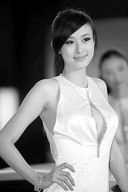 近日,国内知名足球宝贝,中国第一车模的兽兽翟凌三段不雅视频在网上