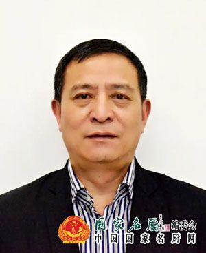 曾在上海国际机场宾馆工作25年,任职行政总厨,现担任上海东方航空国际