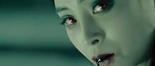 知道真相的师妹,受不了刺激,就又丧失了理智, 成了吸血僵尸.