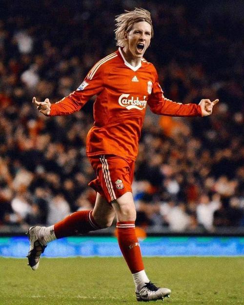 足坛旧照片,利物浦时期的托雷斯,金色长发,球风飘.