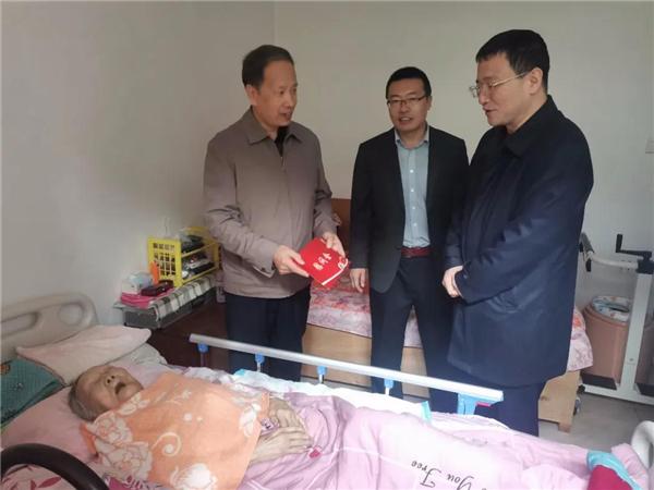 区领导张晋松,张俊兵在上兰街道中北大学社区慰问百岁老人