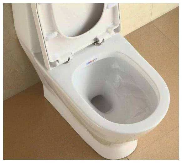 马桶堵塞,弄得家里"又臭又脏",维修师傅:解决好这4处就行