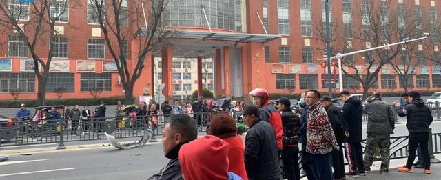 焦作17中门口发生车祸三人骑电摩托飞驰被撞