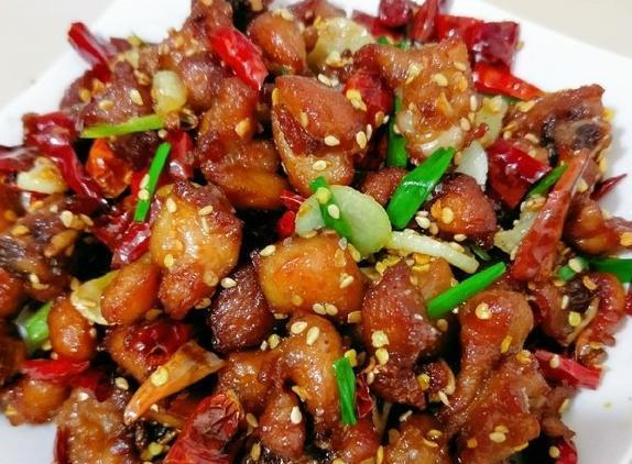 鸡肉别再炖汤了,教你做"辣子鸡丁",鸡肉外酥里嫩,香到