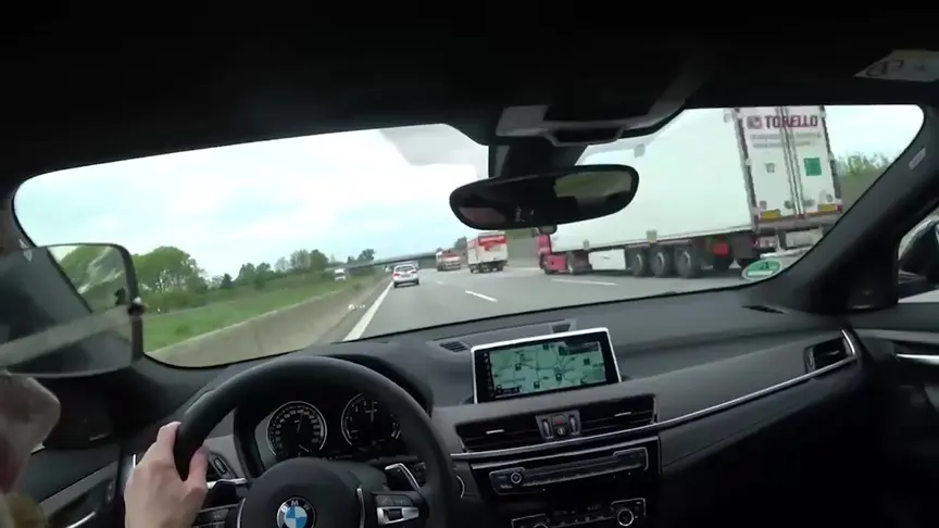 试驾宝马x2m35i坐进驾驶座开车上路才是霸气的开始