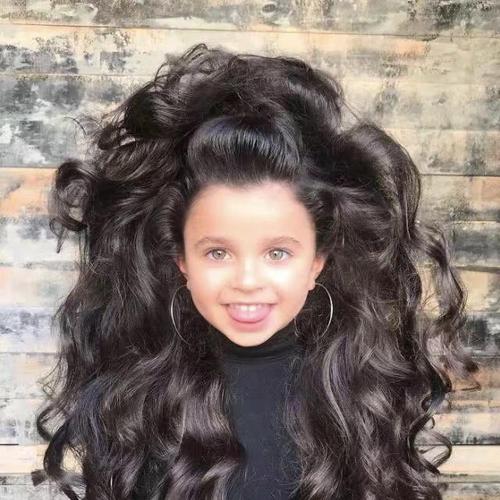 国外5岁宝宝发量惊人,美照上传网络成网红小达人