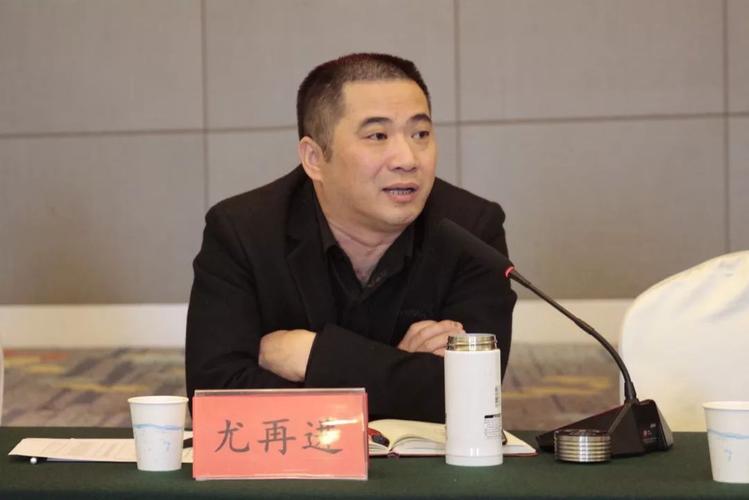 街道统战委员严永敏宣读乡贤联谊会人员调整文件.
