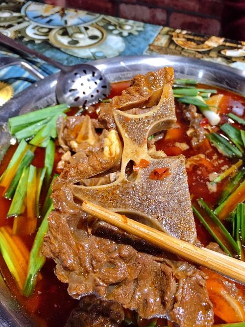 热和的牛脖骨火锅吃起来