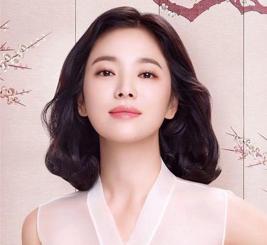 38岁宋慧乔剪掉十年真美,波波头头发型搭配休闲装,气场十足