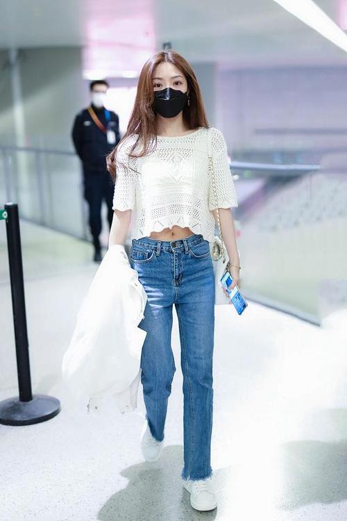 邓家佳街拍:尼龙夹克内搭露脐装牛仔裤mcq小白鞋自信