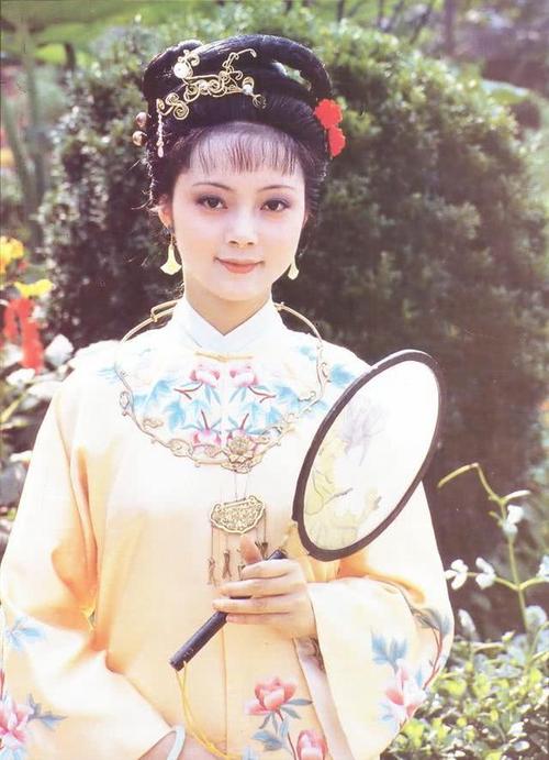 张莉版薛宝钗真的非常经典,她年轻时长得极美,明媚的五官,典雅的气质