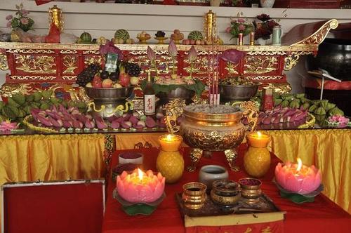 供养,有"以净饮食作供养,以善意乐而印持"的说法,意思是在供养三宝时