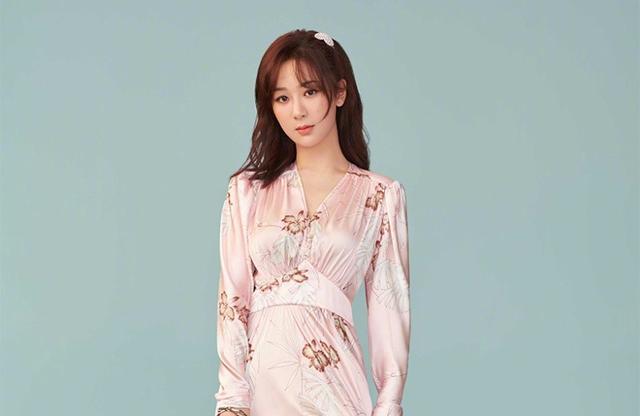 网易首页>网易号>正文申请入驻>杨紫还代言了华伦天奴这个牌子,只不过