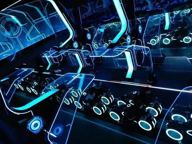 一定不能错过的就是创极速光轮,算是半室内过山车,视觉效果简直刷新你