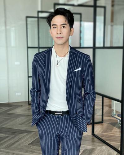 因在2011年的一部泰国电视剧《金橘花》中饰演配角赢得不少fans的青睐