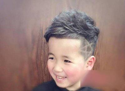 【男儿童短发刻痕发型】这款儿童的短发做了雾面奶灰色的染发,将两侧